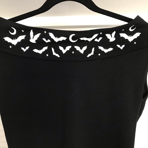 ♥️SOLD♥️ Unique Vintage Bats Off the Shoulder Top - Picture 4 of 5